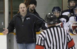 Stefan Fonselius tuomitsee kevään MM-kisoissa. Kuvassa Ari-Pekka Kovalainen, joka ei sulata Fonseniuksen tuomiota.