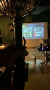 Sveitsin valmentaja Jani Roivas pitelee MM-kisojen voittopokaalia